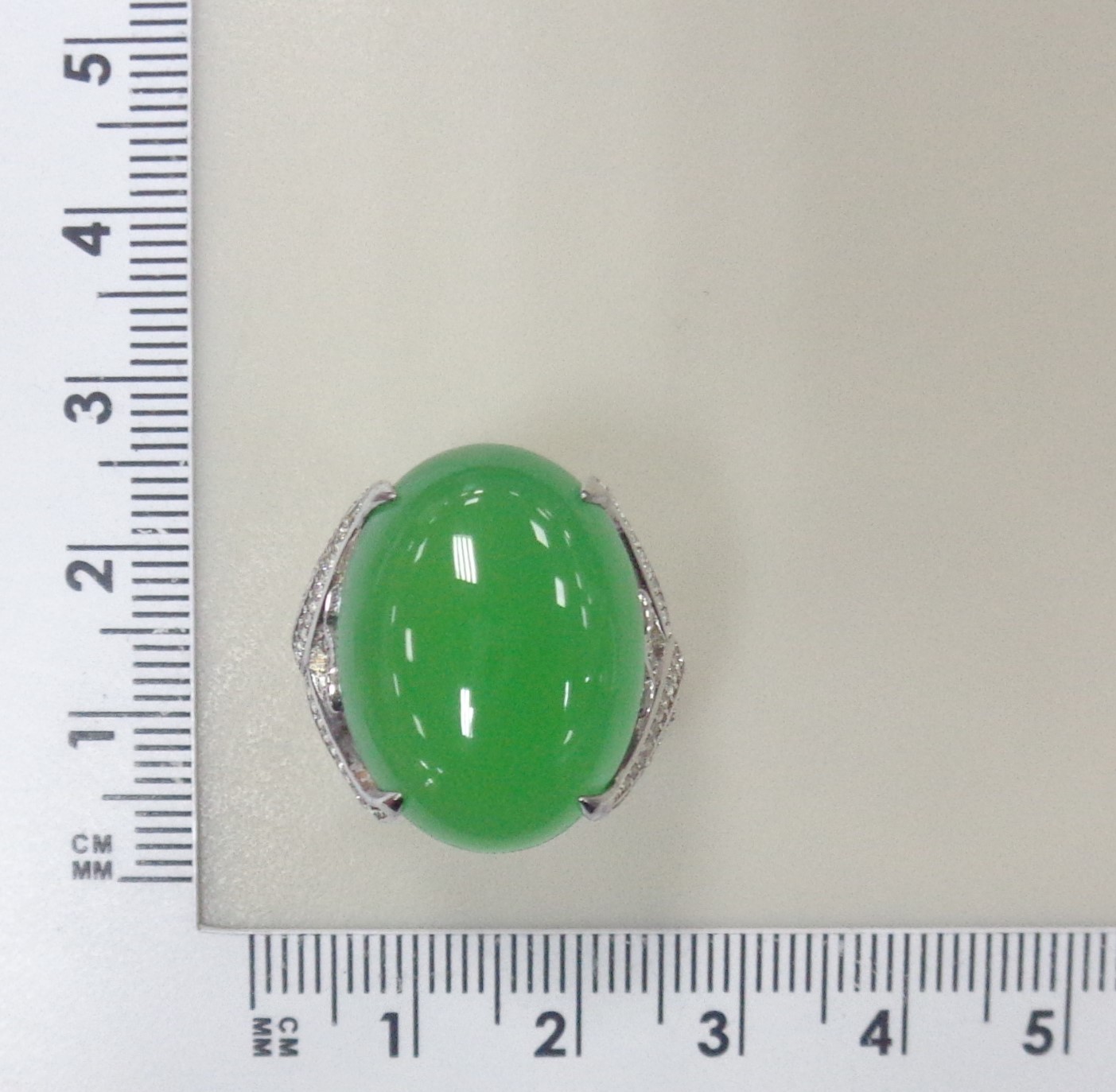 Серебряное кольцо с зеленым халцедоном